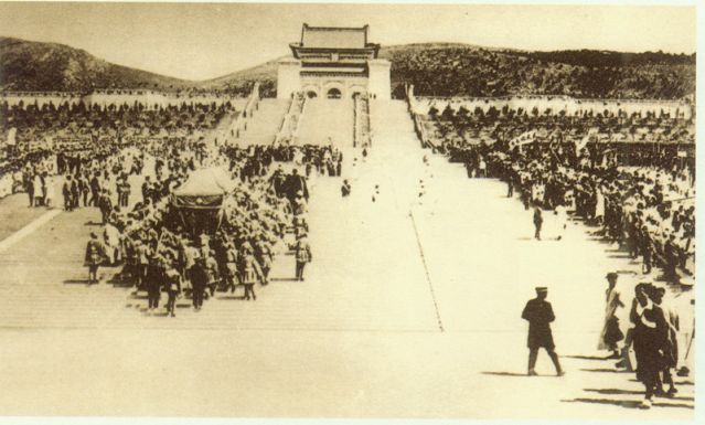 4-10、照片：孫中山靈柩移入祭堂.jpg