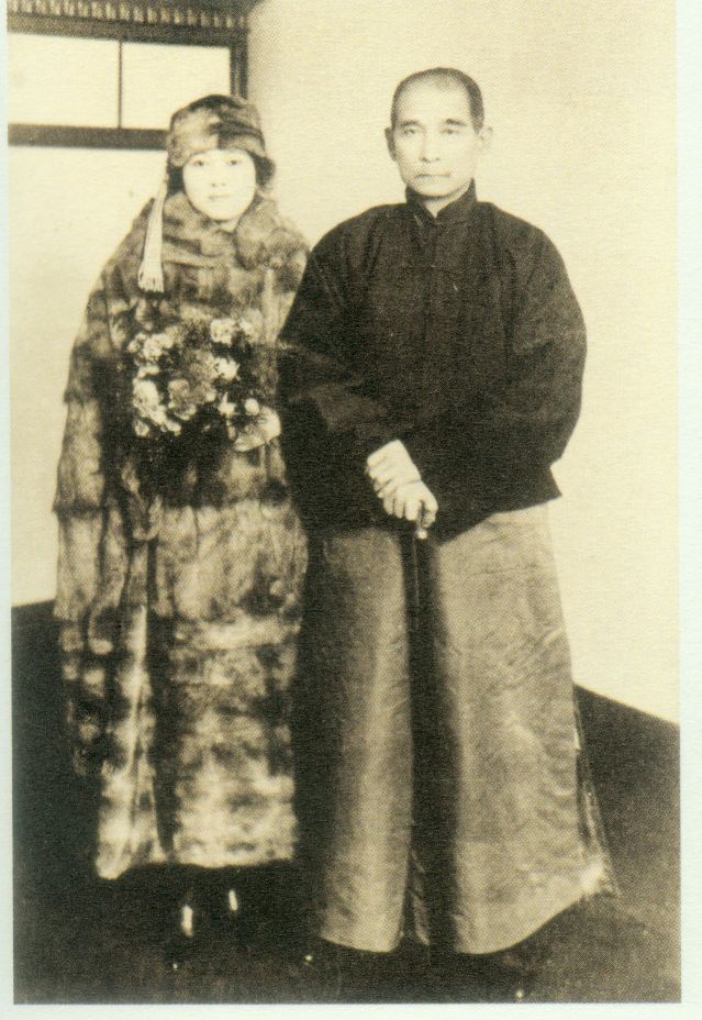 4-2、照片：1924年11月24日孫中山和宋慶齡在神戶(hù)的合影。.jpg