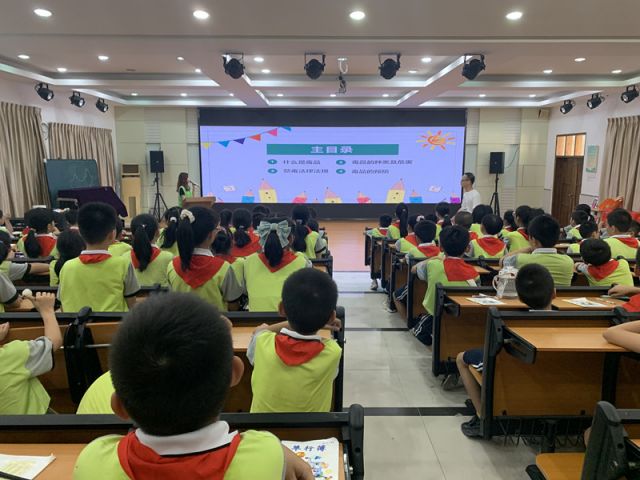 社工向同學(xué)們講解毒品知識(shí).jpg